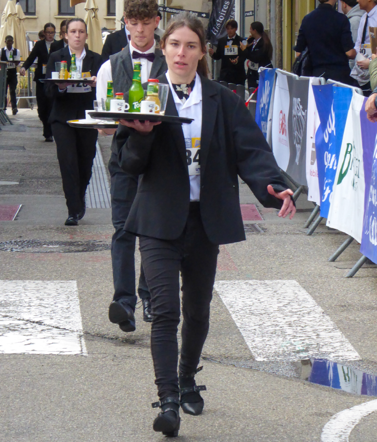 Julie lors de la course des garçons de café