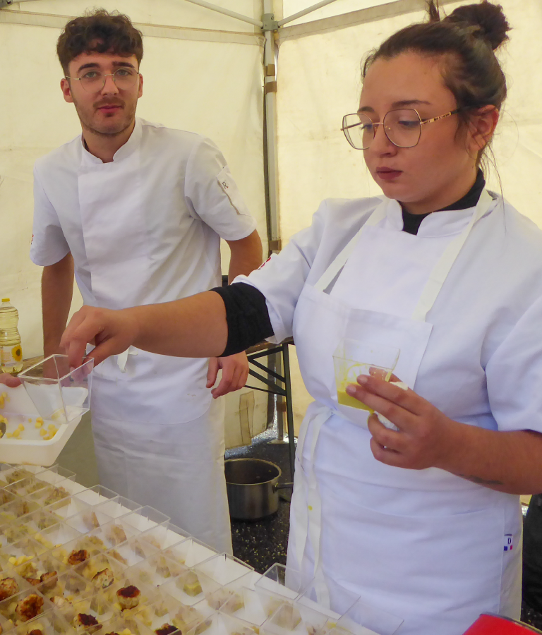 Marius et Carmen lors de la course des garçons de café